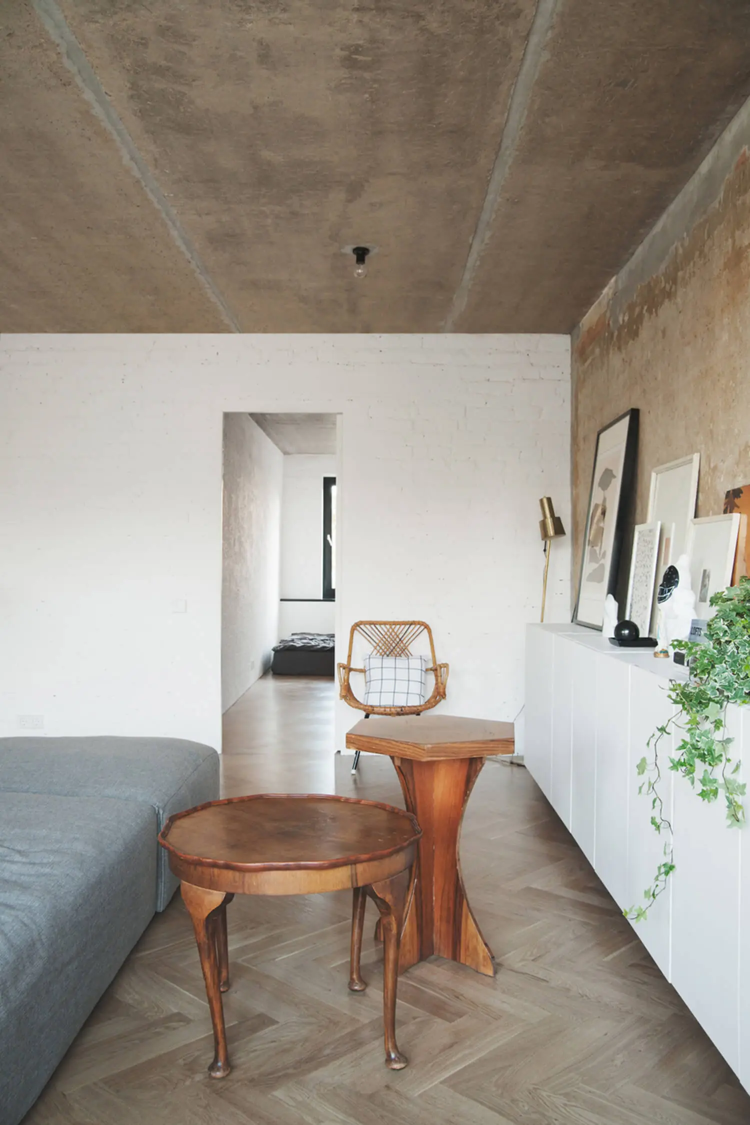est-living-concrete-ceiling-apartment-crosby-studios.05