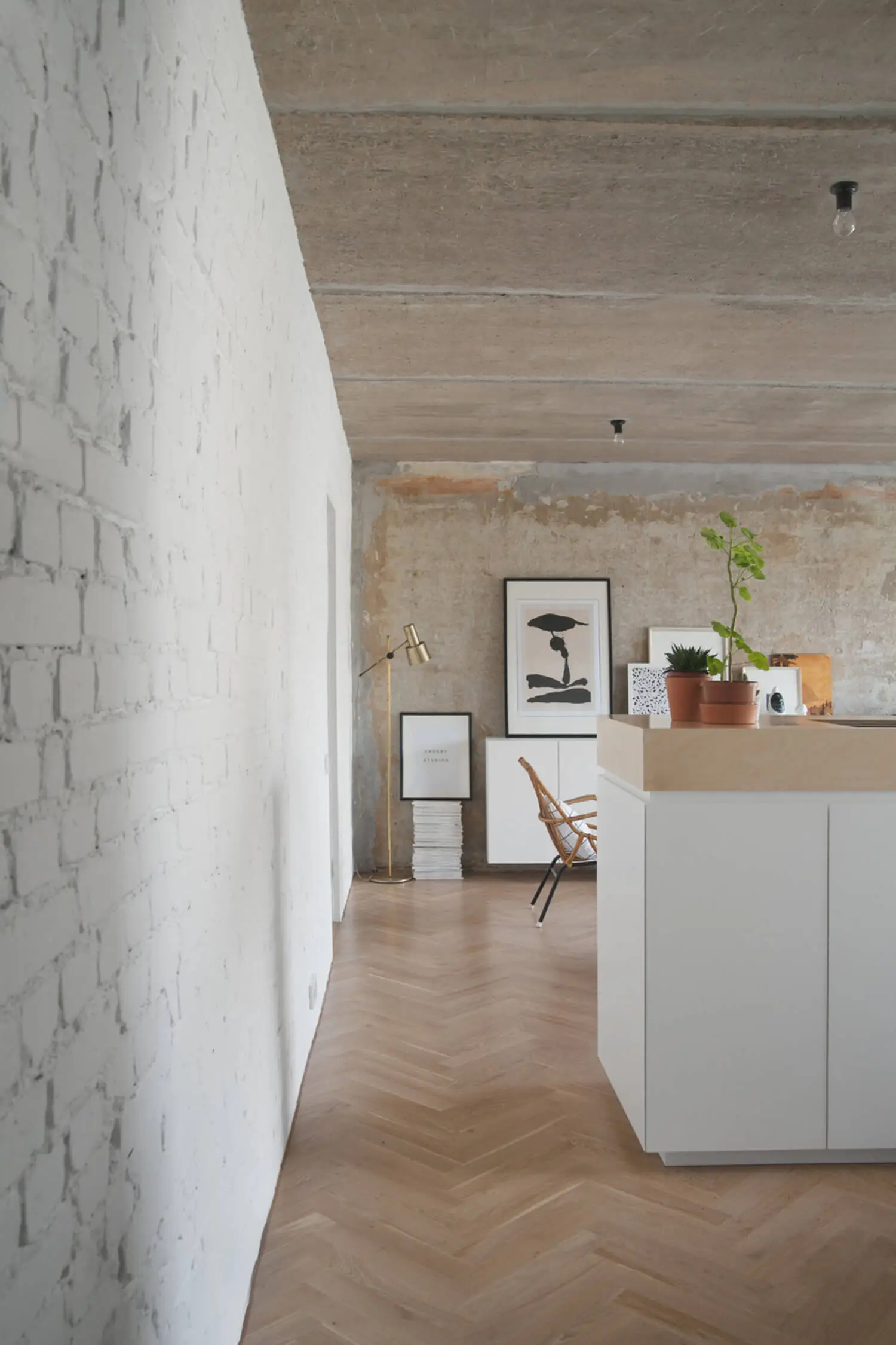 est-living-concrete-ceiling-apartment-crosby-studios.07