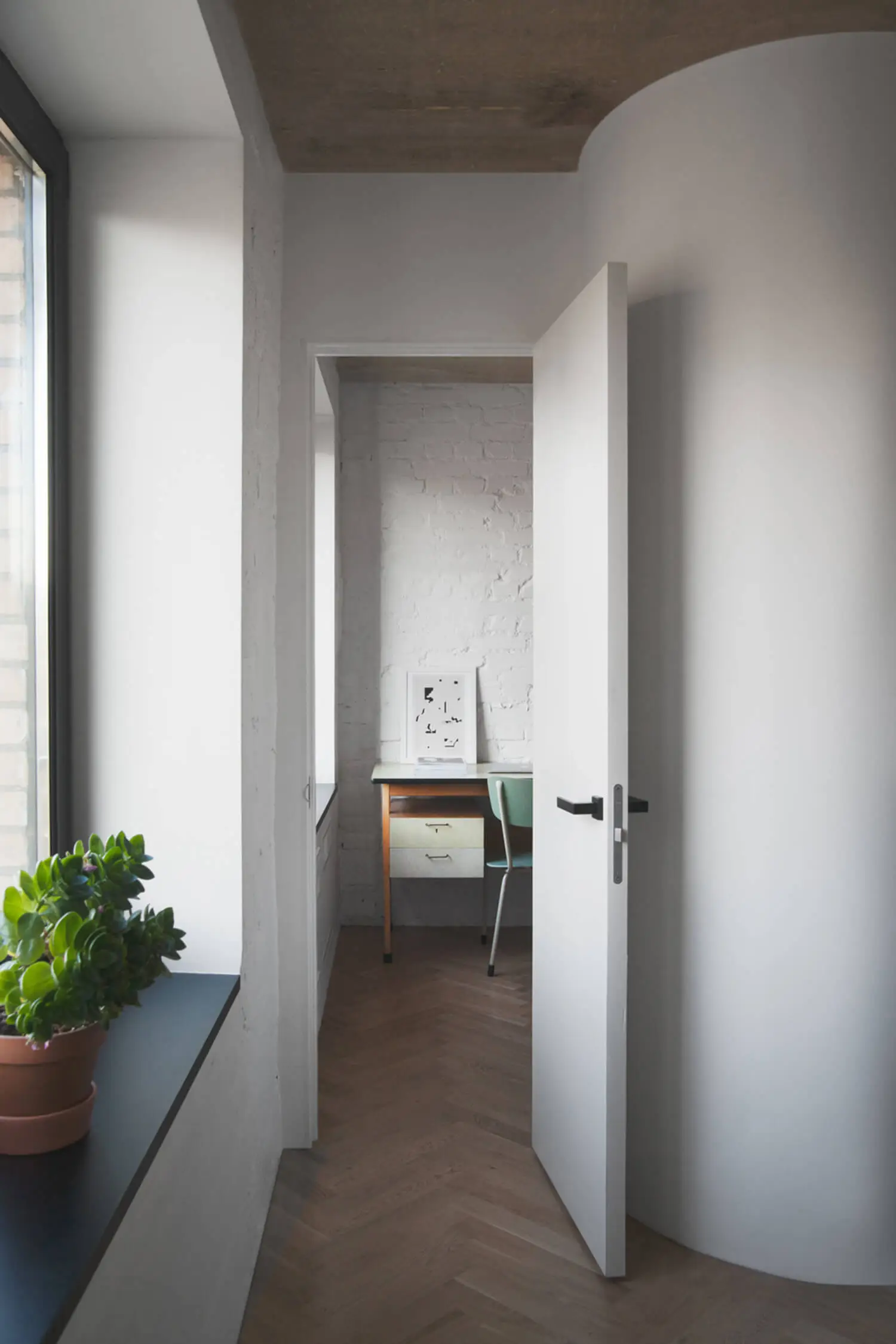 est-living-concrete-ceiling-apartment-crosby-studios.12