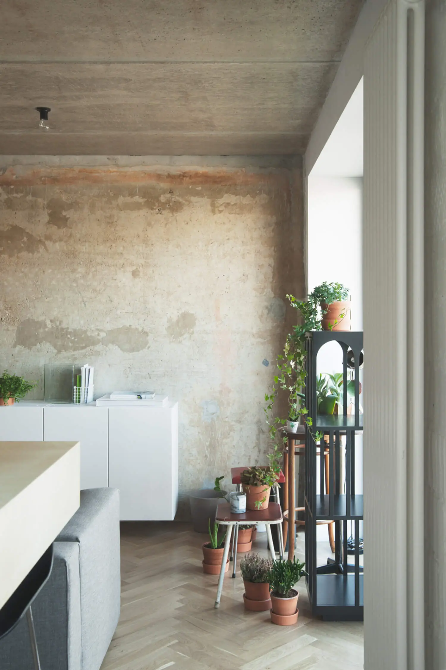 est-living-concrete-ceiling-apartment-crosby-studios.13